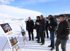 Kar üstünde fotoğraf sergisi