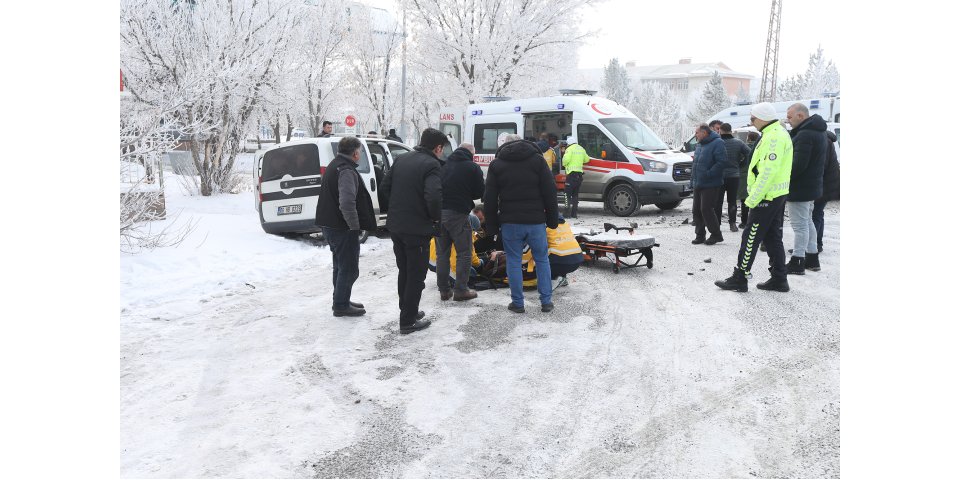 Kars'ta üniversite Kavşağında kaza: 6 yaralı