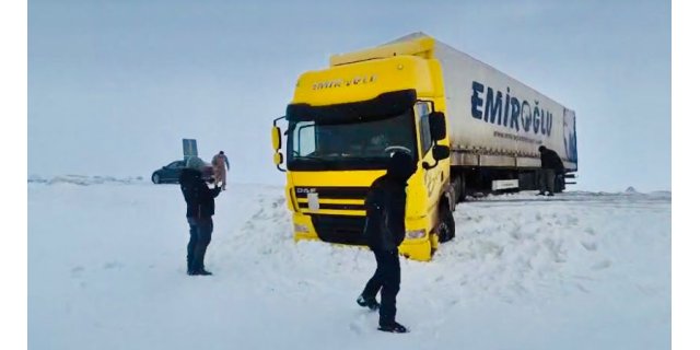 Tır yoldan çıktı, uzun araç kuyrukları oluştu