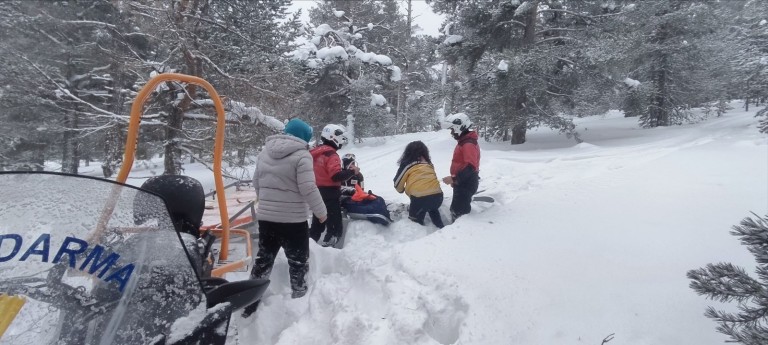 Sarıkamış’ta yaralanan kayakçının imdadına JAK yetişti