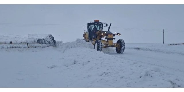 Kars'ta Kar Esareti: Köy Yolları Ulaşıma Kapandı, Ekipler Çalışıyor