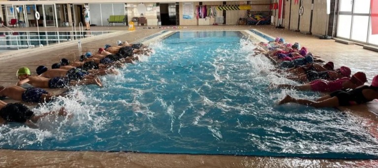 Kars’ta “Yüzme Bilmeyen Kalmasın” Projesi Tüm Hızıyla Sürüyor