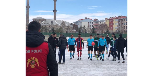 Kars 36 Spor - Batman Sason Gençlik Spor maçı kar engeline takıldı