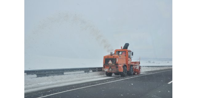 KarsGürcistan Hattında Kar Esareti: Ekipler 7/24 Açık Tutuyor