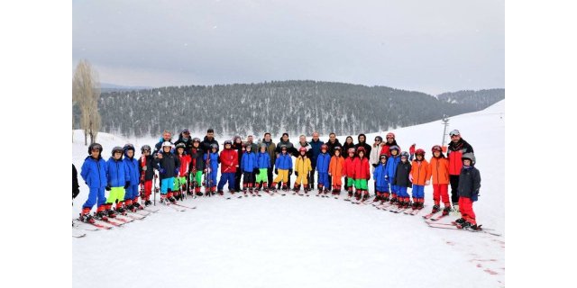 Sarıkamış'ta Kayak Keyfi: Şehit Yakınları ve Köy Çocukları Mutlu Oldu