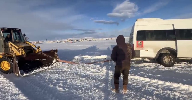 Kars’ta kara saplanan öğrenci servisi kurtarıldı