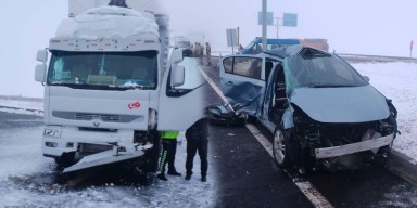 Kars-Erzurum kara yolunda TIR ile otomobil çarpıştı: 6 yaralı