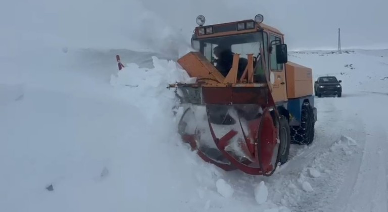 Kars'ta karla mücadele sürüyor