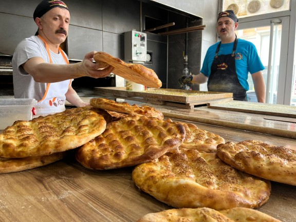 Kars'ta Ramazan Pidesi Bereketi: Fırınlar Sahur ve İftar İçin Hazır