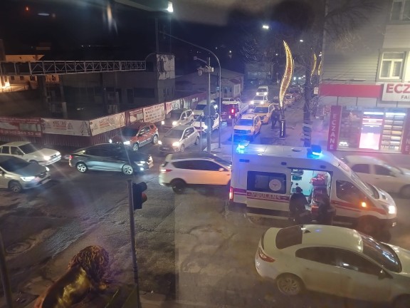 Kars'ta Park Faciası: Araç Arasında Sıkışan Yaralı Hastanede