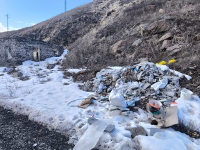 Kars Kalesi Yolunda Çöp Dağı! Turistler Tarihe Çöple Mi Çıkacak?