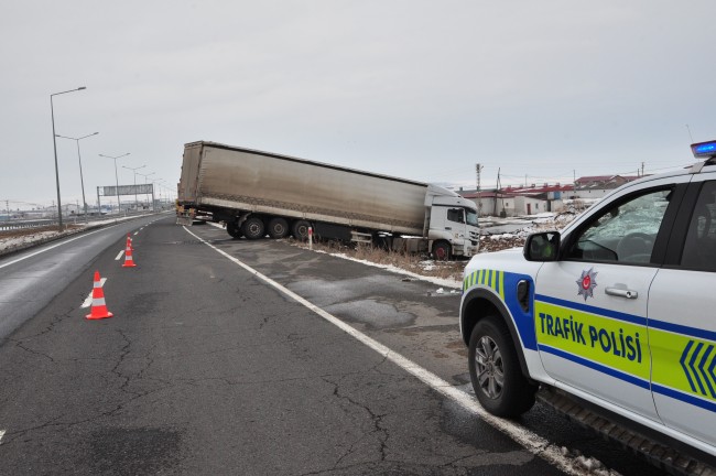 Kars'ta Buzlu Tuzak: Tır Kontrolden Çıktı, Şans Eseri Yaralı Yok!