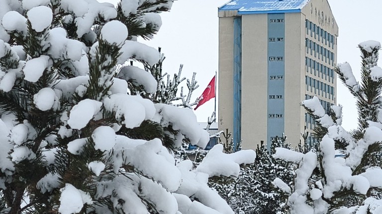 Kars’ta Kar Hayatı Felç Etti: 45 Santimetreye Ulaşan Kar Yağışı Şehri Durma Noktasına Getirdi