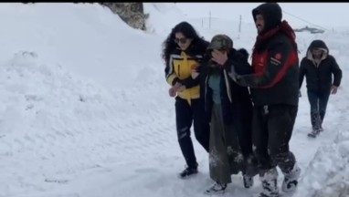 Yolu kapanan köyde rahatsızlanan kadın 3 saat süren çalışmaya hastaneye sevk edildi