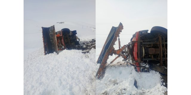Kars'ta Kar Küreme Aracı Devrildi: Yoğun Kar ve Tipide Kaza!
