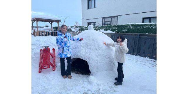 Kars'ta Kar Sevinci: Minik Mimarlar İglo İnşa Etti, Kış Eğlencesi Başladı