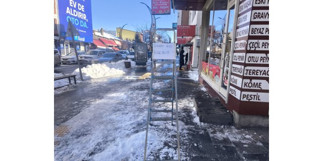 Kars esnafından 'merdivenli' önlem: Buz sarkıtlarına karşı ilginç uyarı