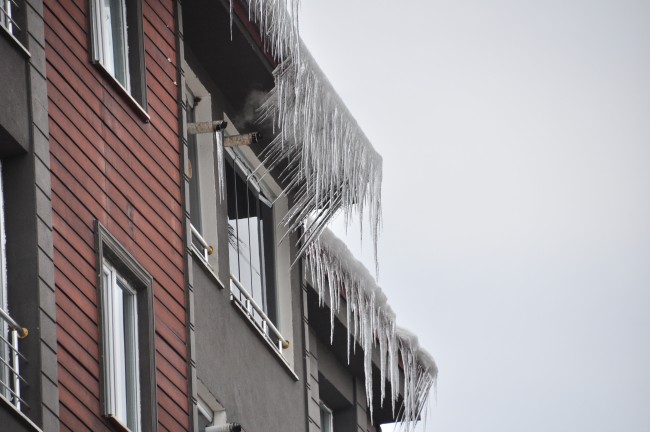 Kars’ta çatılardaki buz sarkıtları tehlike oluşturuyor