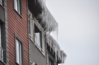 Kars’ta çatılardaki buz sarkıtları tehlike oluşturuyor