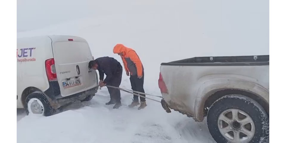 Kars’ta buzlanma ve tipi nedeniyle 3 araç mahsur kaldı, kazalarda art arda geldi