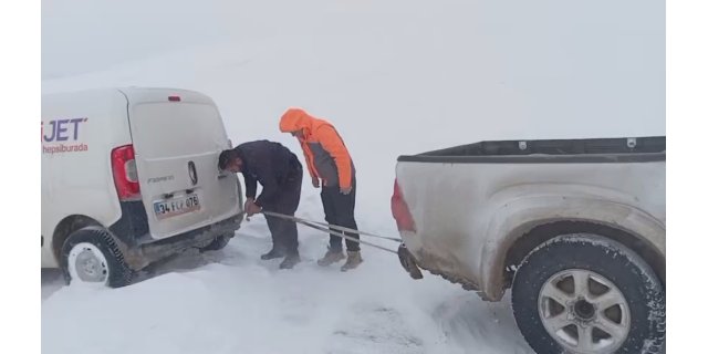 Kars’ta buzlanma ve tipi nedeniyle 3 araç mahsur kaldı, kazalarda art arda geldi