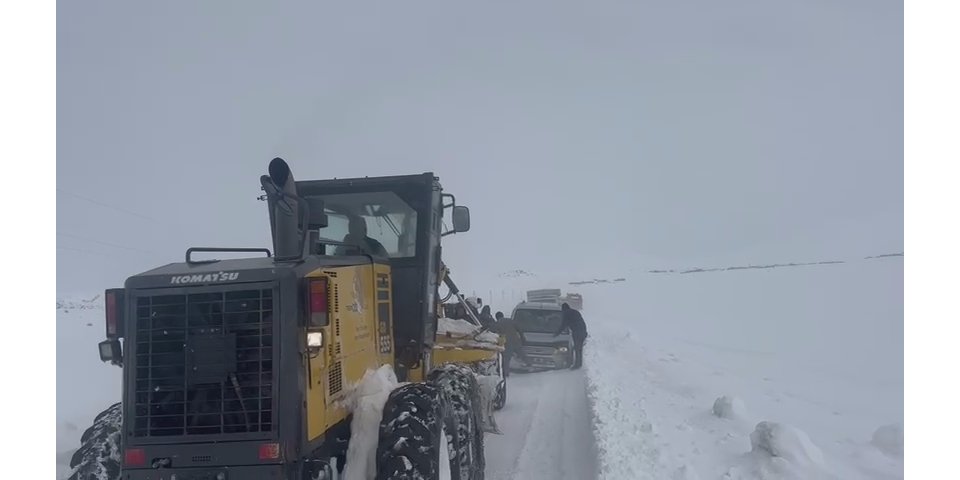 Kars'ta kara saplanan 12 araç ve içindekiler kurtarıldı