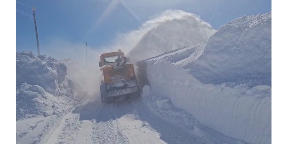 Kars'ta 3 metrelik kar kütleleri rotatiflerle aşılıyor