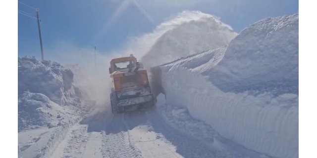 Kars'ta 3 metrelik kar kütleleri rotatiflerle aşılıyor