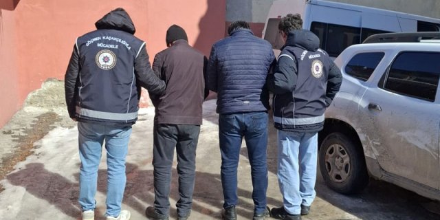 Kars’ta göçmen kaçakçılarına 'dur' ihtarlı operasyon: 2 gözaltı, 7 yakalama