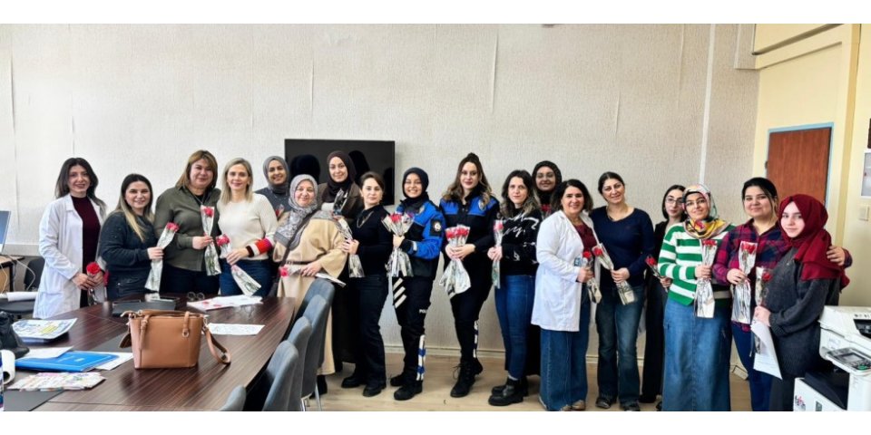 Saldırıda hayatını kaybeden öğretmen Fatmanur Çelik anısına Kars’ta karanfil dağıtıldı