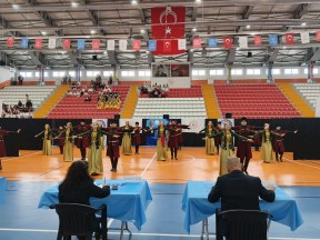 Kars’ta öğrenciler halk oyunları yarışmalarında hünerlerini gösterdi