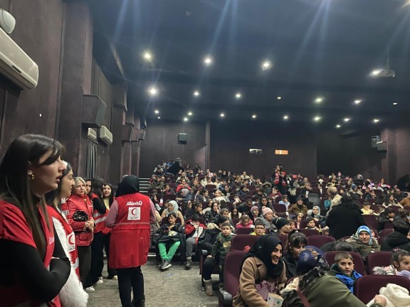 Kars Kızılay’dan çocuklara sinema keyfi