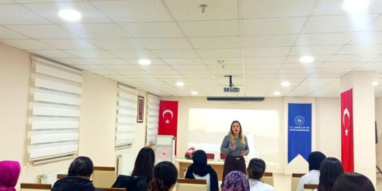 Gençlere “Bağımlılıkla Mücadele” konferansı düzenlendi