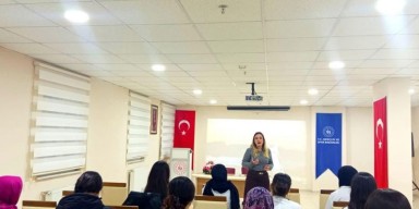 Gençlere “Bağımlılıkla Mücadele” konferansı düzenlendi