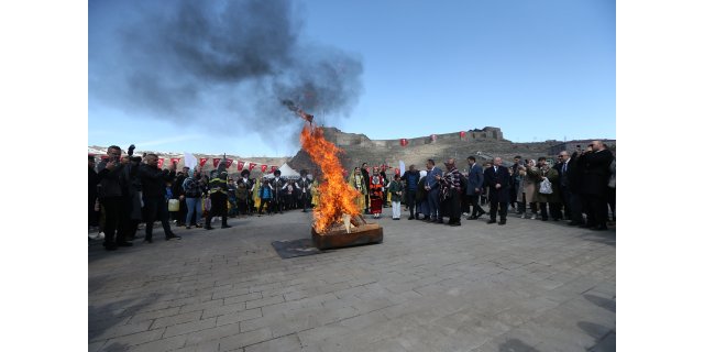 Kars Kalesi eteğinde Nevruz ateşi yükseldi
