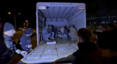 Kars'ta kurbanlık sevkiyatı süsü verilen kamyonetten 12 kaçak göçmen çıktı: 4 tutuklama