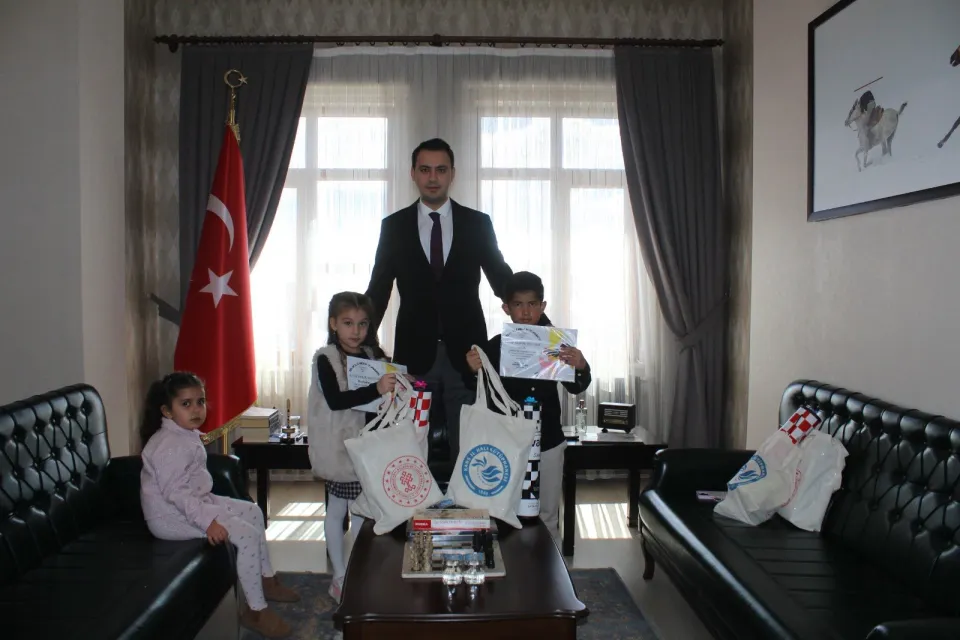 Selim’de En Çok Kitap Okuyan Öğrenciler Kaymakamdan Ödül Aldı