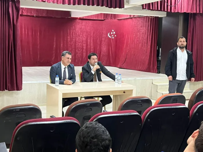 Başkan Bozan'ın öğrencilerle içten diyalogunda ders çalışma ve kariyer anları