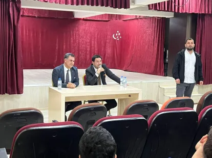 Başkan Bozan'ın öğrencilerle içten diyalogunda ders çalışma ve kariyer anları