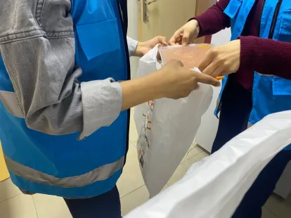 Kars’ta "Komşum Projesi" ile sıcak yemek taşıyorlar