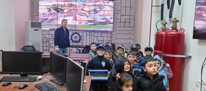 Kars’ta miniklerden polislere ziyaret