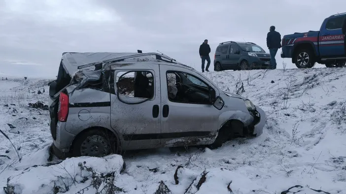 Kars-Ani Ören Yeri'nde araç şarampole devrildi. Yaralılar var