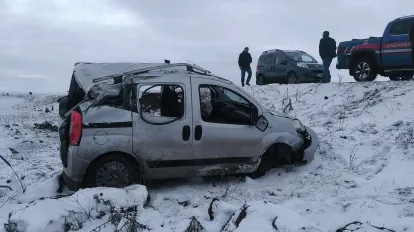 Kars-Ani Ören Yeri'nde araç şarampole devrildi. Yaralılar var