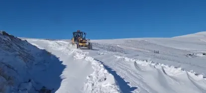 Kars'ta Bahar ayında kar ve tipiden 33 köy yolu kapandı