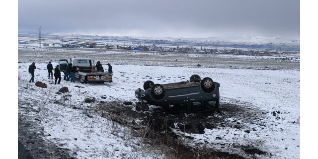 Kars'ta buzlanan yolda araç takla attı