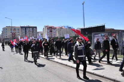 Öğretmenler, meslektaşları ve yavruları için namaz kıldı, yürüyüş yaptı
