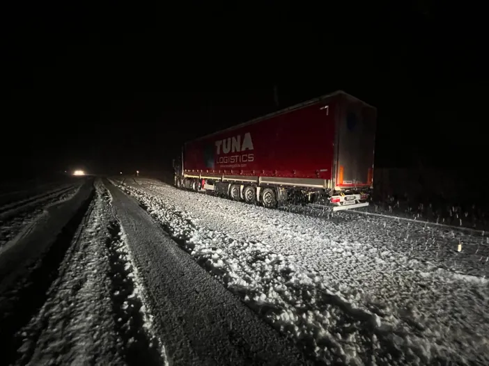 Kars'ta kar yağışı hayatı durma noktasına getirdi