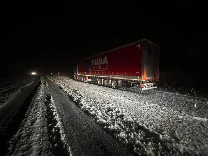 Kars'ta kar yağışı hayatı durma noktasına getirdi