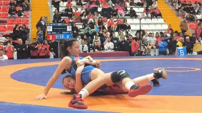 Genç kızlar mindere ter döktü