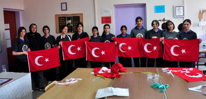 Lise öğrencileri törenler için Türk bayrağı dikiyor